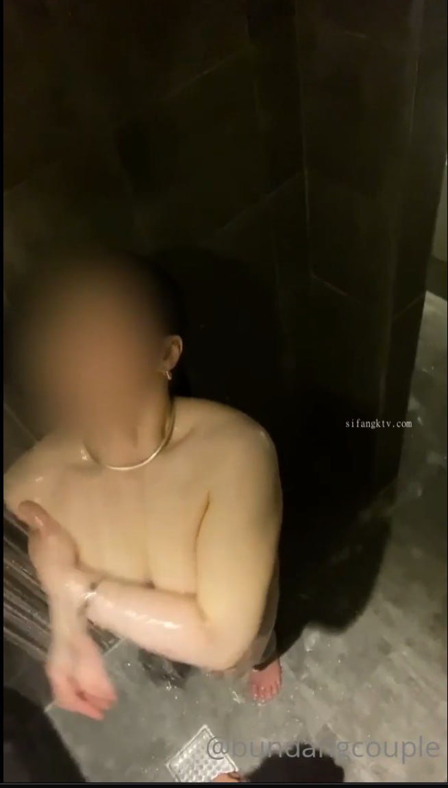 家中约炮少妇，主动骑上来